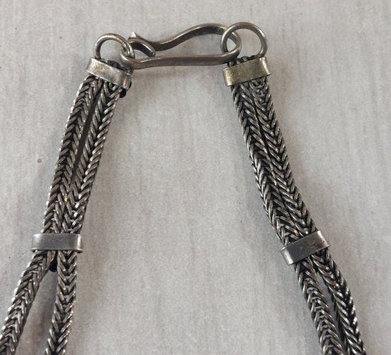 Ancien collier style plastron ethnique / Inde, en métal argenté