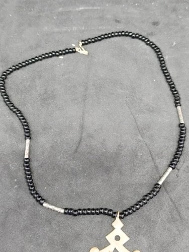 ancien collier touareg , croix du sud? sans doute en argent en bon etat
