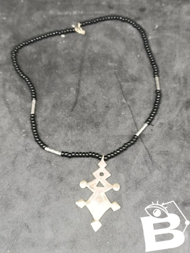 ancien collier touareg , croix du sud? sans doute en argent en bon etat