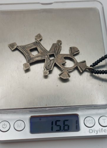 Ancien collier Touareg / ethnique, en métal argenté / argent et perles noires