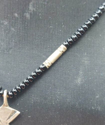 Ancien collier Touareg / ethnique, en métal argenté / argent et perles noires