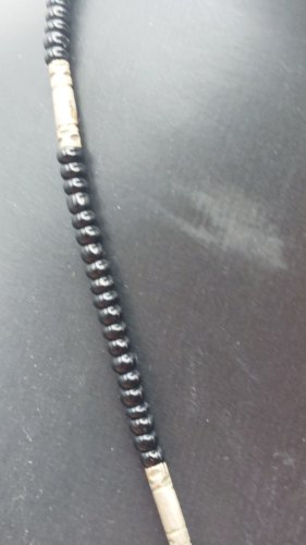 Ancien collier Touareg / ethnique, en métal argenté / argent et perles noires