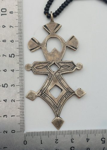 Ancien collier Touareg / ethnique, en métal argenté / argent et perles noires