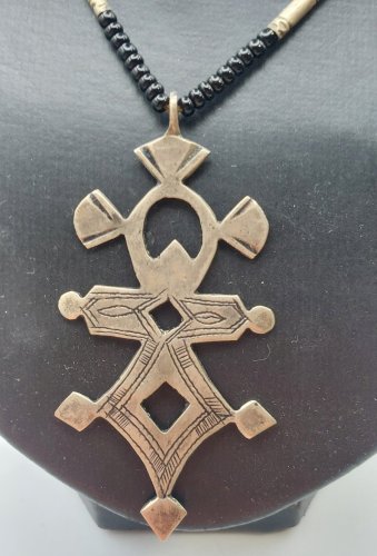 Ancien collier Touareg / ethnique, en métal argenté / argent et perles noires