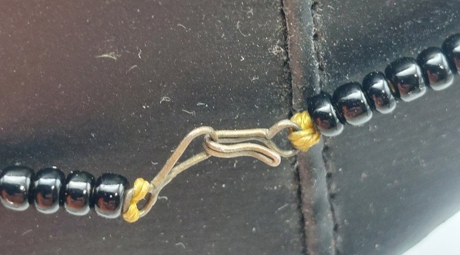 Ancien collier Touareg / ethnique, en métal argenté / argent et perles noires