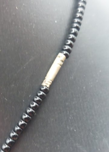 Ancien collier Touareg / ethnique, en métal argenté / argent et perles noires