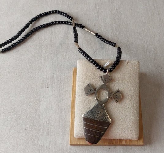 Ancien collier Touareg / Niger / ethnique, en métal argenté et perles noires ^