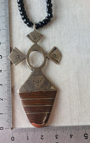 Ancien collier Touareg / Niger / ethnique, en métal argenté et perles noires ^