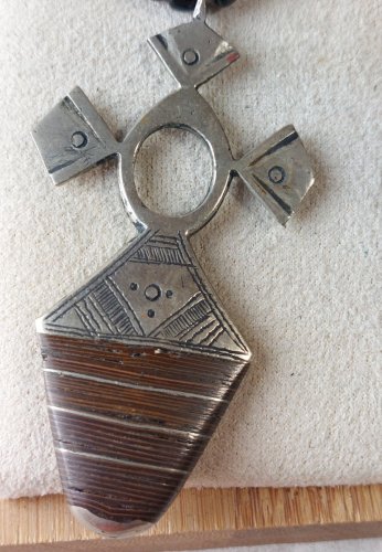Ancien collier Touareg / Niger / ethnique, en métal argenté et perles noires ^