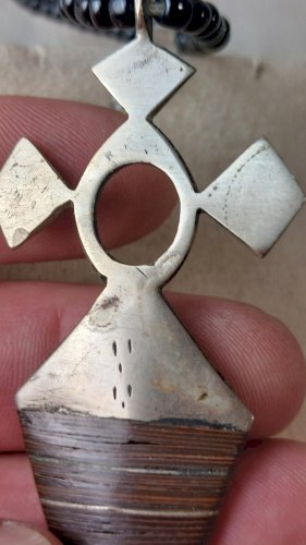 Ancien collier Touareg / Niger / ethnique, en métal argenté et perles noires ^