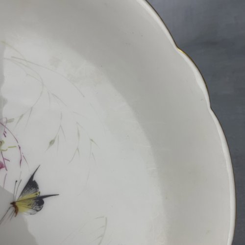 Ancien compotier coupe sur pied porcelaine décor papillon fleurs Paris Limoges ?