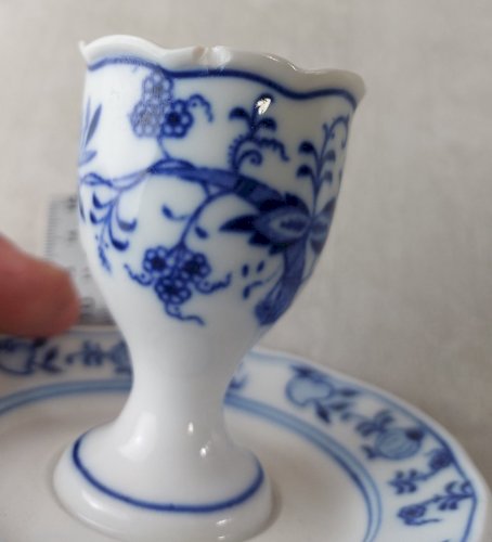 Ancien coquetier, décor Blue Onion / en porcelaine de Tchécoslovaquie / Czech