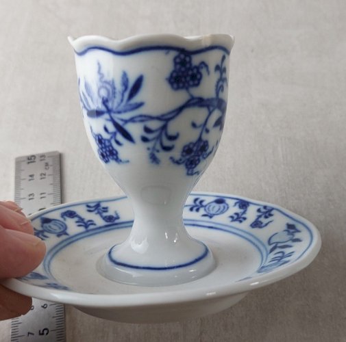 Ancien coquetier, décor Blue Onion / en porcelaine de Tchécoslovaquie / Czech