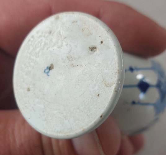 Ancien coquetier en céramique, à identifier
