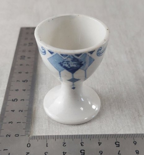 Ancien coquetier en céramique, à identifier