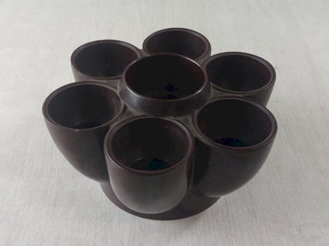 Ancien coquetier / présentoir à oeuf, en bakélite, Surex Paris