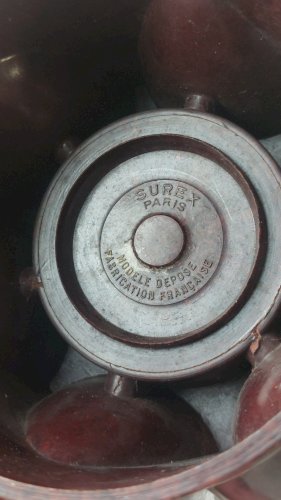 Ancien coquetier / présentoir à oeuf, en bakélite, Surex Paris