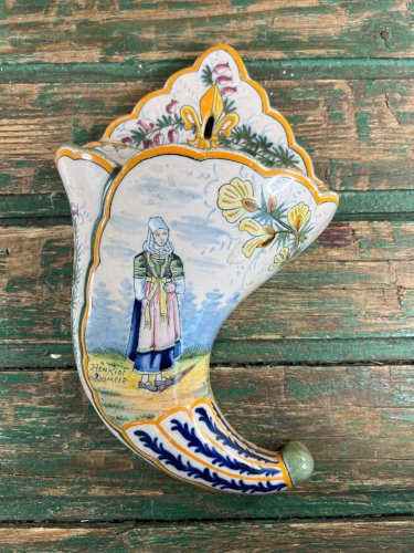 Ancien cornet mural Henriot Quimper – Faïence peinte à la main – XIXe / début XX