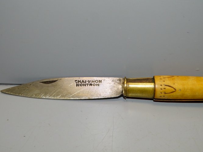 -ANCIEN COUTEAU PLIABLE NONTRON CHAPERON MANCHE BOIS COLLECTION VITRINE