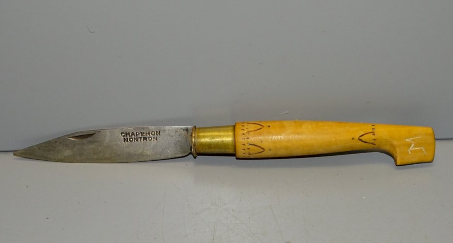 -ANCIEN COUTEAU PLIABLE NONTRON CHAPERON MANCHE BOIS COLLECTION VITRINE