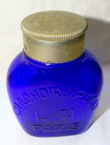 -ANCIEN CRACHOIR DE POCHE L.N. PARIS VERRE BLEU COBALT COLLECTION VITRINE   D