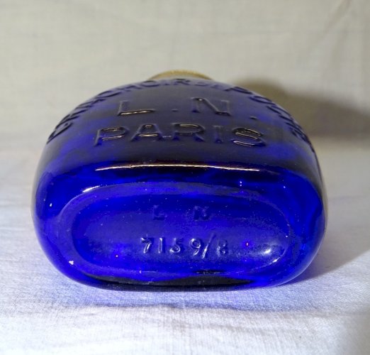 -ANCIEN CRACHOIR DE POCHE L.N. PARIS VERRE BLEU COBALT COLLECTION VITRINE   D