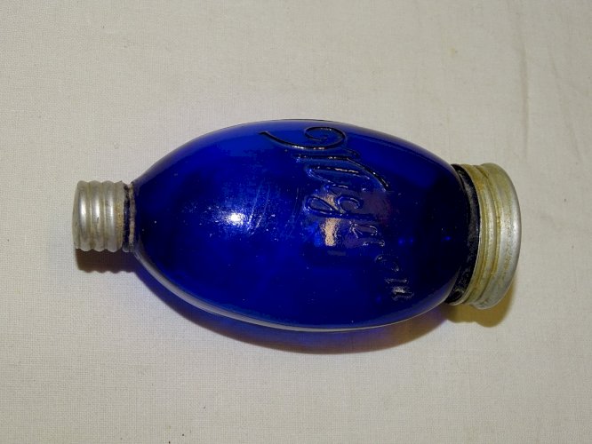 -ANCIEN CRACHOIR DE POCHE marqué MIGNON VERRE BLEU COBALT COLLECTION VITRINE   D