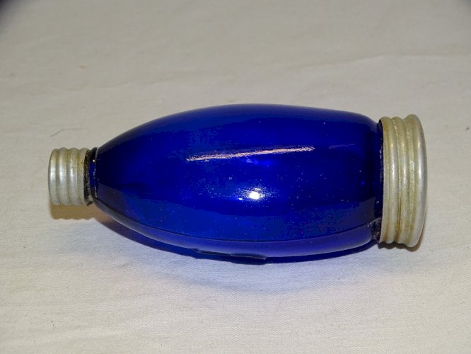 -ANCIEN CRACHOIR DE POCHE marqué MIGNON VERRE BLEU COBALT COLLECTION VITRINE   D