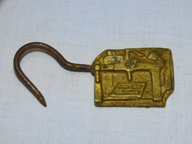 - ANCIEN CROCHET DE TABLIER BRONZE MENUISIER EBENISTE COLLECTION VITRINE  D