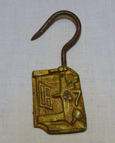 - ANCIEN CROCHET DE TABLIER BRONZE MENUISIER EBENISTE COLLECTION VITRINE  D