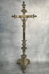 Ancien crucifix croix d'autel en laiton ou bronze patiné tripode ~54cm