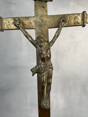 Ancien crucifix croix d'autel en laiton ou bronze patiné tripode ~54cm