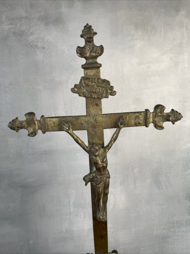 Ancien crucifix croix d'autel en laiton ou bronze patiné tripode ~54cm