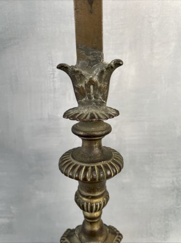 Ancien crucifix croix d'autel en laiton ou bronze patiné tripode ~54cm