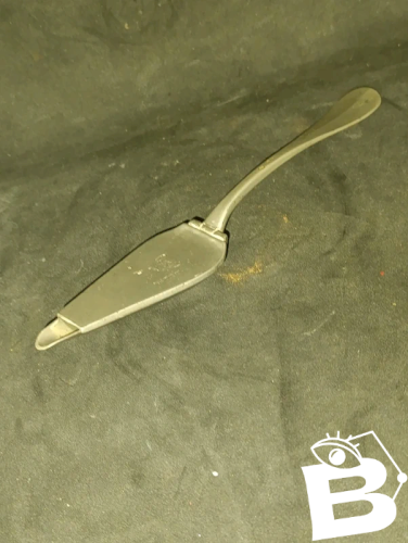 ancien cuillere a potion en etain signée Antoine Caron en etain en bon etat