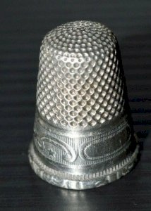 -ANCIEN dé à coudre ARGENT poinçon SANGLIER couture collection vitrine brodeuse