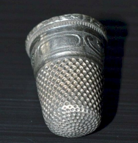 -ANCIEN dé à coudre ARGENT poinçon SANGLIER couture collection vitrine brodeuse