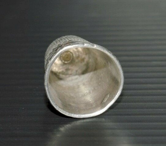 -ANCIEN dé à coudre ARGENT poinçon SANGLIER couture collection vitrine brodeuse