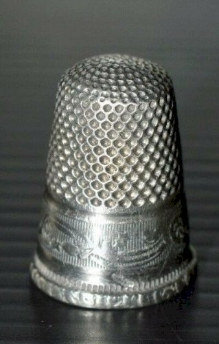 -ANCIEN dé à coudre ARGENT poinçon SANGLIER couture collection vitrine brodeuse