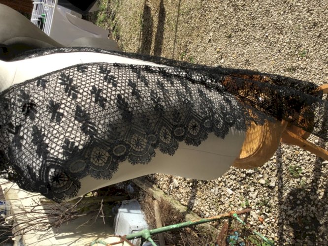 Ancien  dentelle de chantilly faite a MIRECOURT  costume. 2,60 de long