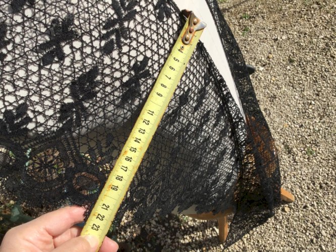 Ancien  dentelle de chantilly faite a MIRECOURT  costume. 2,60 de long