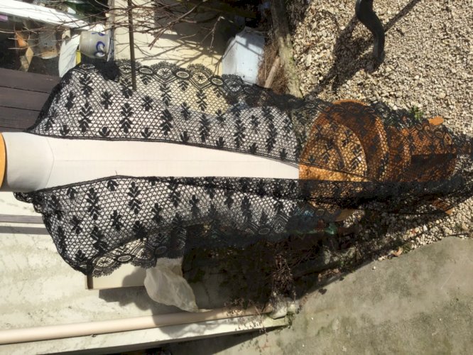 Ancien  dentelle de chantilly faite a MIRECOURT  costume. 2,60 de long