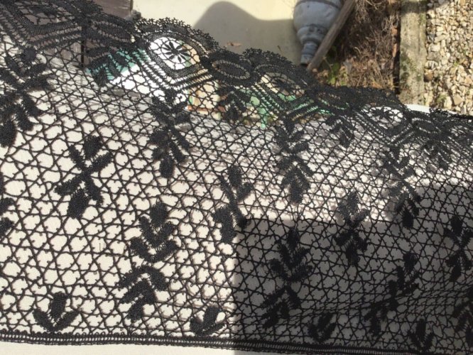 Ancien  dentelle de chantilly faite a MIRECOURT  costume. 2,60 de long