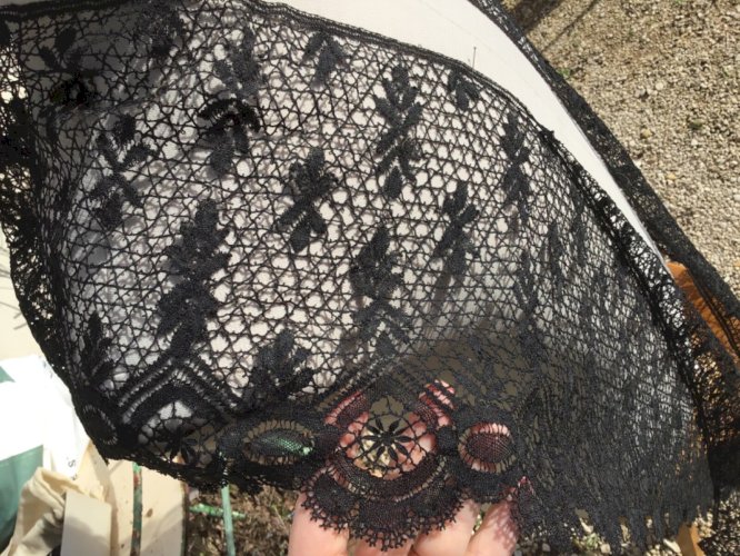 Ancien  dentelle de chantilly faite a MIRECOURT  costume. 2,60 de long