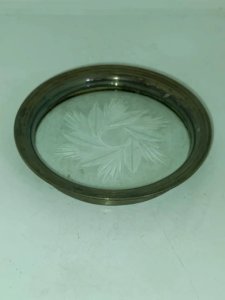 ancien dessous de bouteille en cristal et metal argenté en bon etat