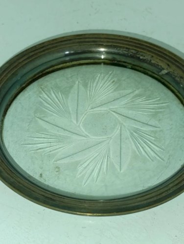 ancien dessous de bouteille en cristal et metal argenté en bon etat