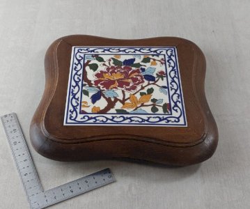 Ancien dessous de plat, décor pivoine, en céramique de Gien