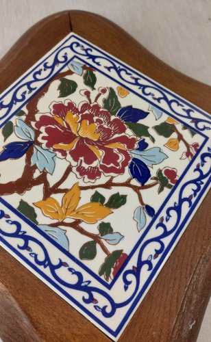 Ancien dessous de plat, décor pivoine, en céramique de Gien