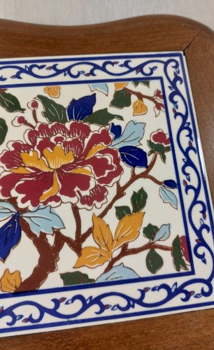 Ancien dessous de plat, décor pivoine, en céramique de Gien