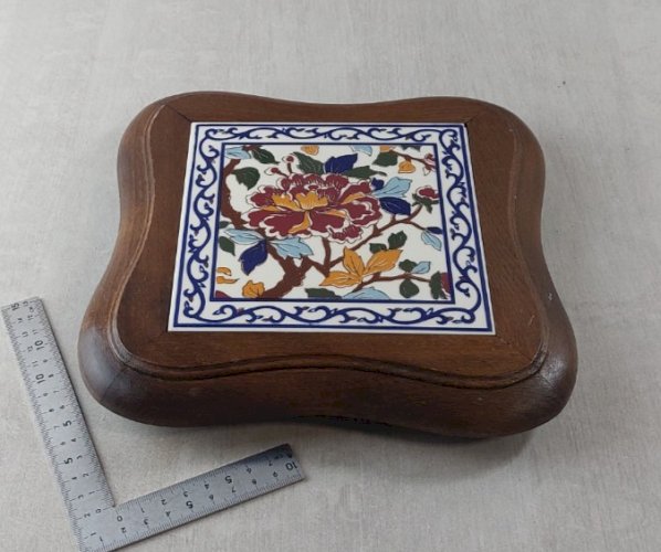 Ancien dessous de plat, décor pivoine, en céramique de Gien